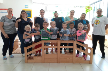 Entrega de uniformes escolares beneficia alunos da rede municipal