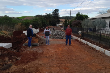 Prefeito e secretário acompanham reta final das obras de pavimentação na Linha 26 
