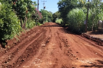 Secretaria de Obras inicia terraplanagem para calçamento em ruas da Linha 24