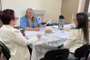 Comissão julgadora avalia textos do 5º Concurso de Redação 