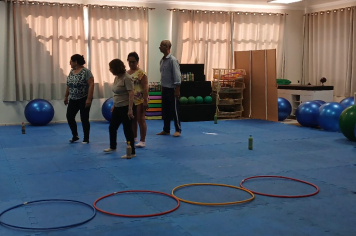 Educadora física desenvolve atividades com grupos de saúde