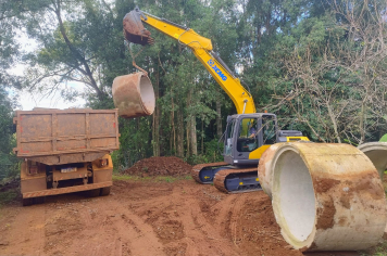Secretaria de Obras realiza instalação de tubos em bueiro na Linha 24 