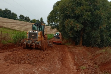 Secretaria de Obras segue com o cascalhamento em trechos da estrada geral 