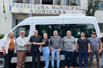 Secretaria de Saúde recebe veículo com acessibilidade