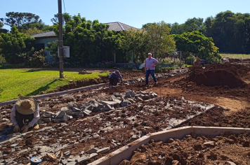 Prefeito acompanha obra de calçamento na Rua Santo Foguesatto