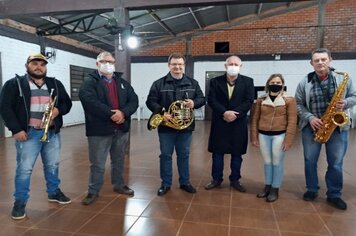 Banda Municipal de Ajuricaba recebe instrumentos musicais
