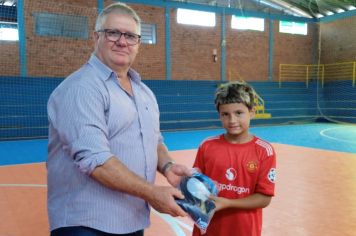 Alunos dos projetos esportivos recebem uniformes