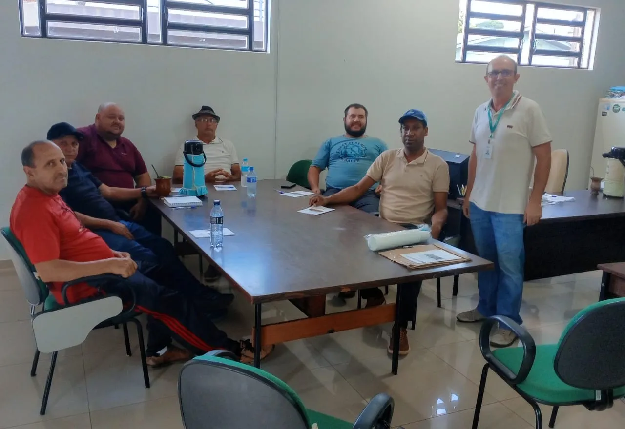 Operadores de máquinas da Secretaria de Obras participam de curso de formação