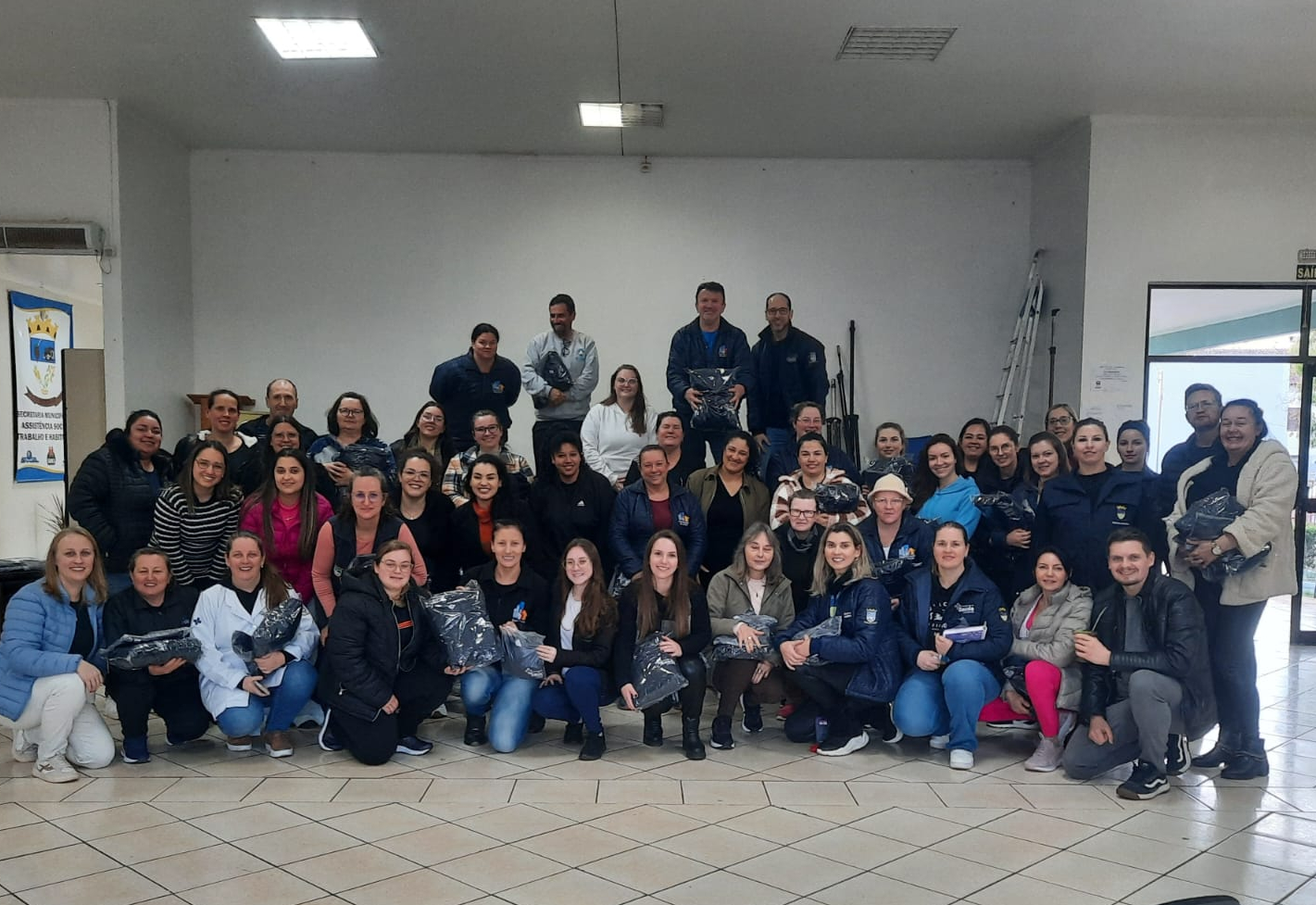 Secretaria de Saúde entrega uniformes aos servidores
