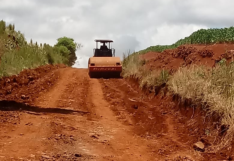 Secretaria de Obras realiza melhorias na estrada da Linha 24