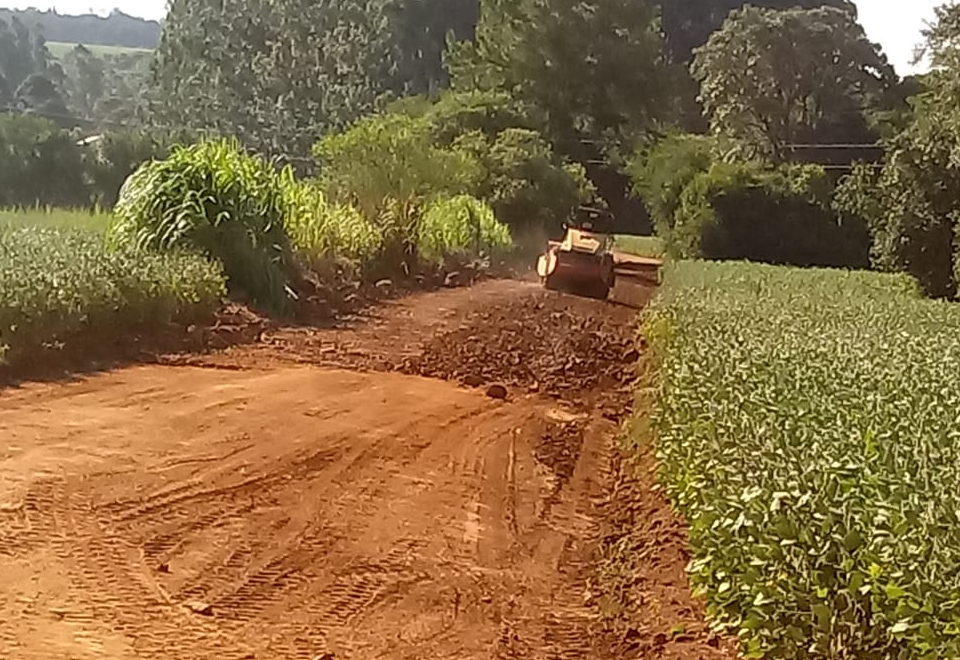 Secretaria de Obras continua na manutenção das estradas 
