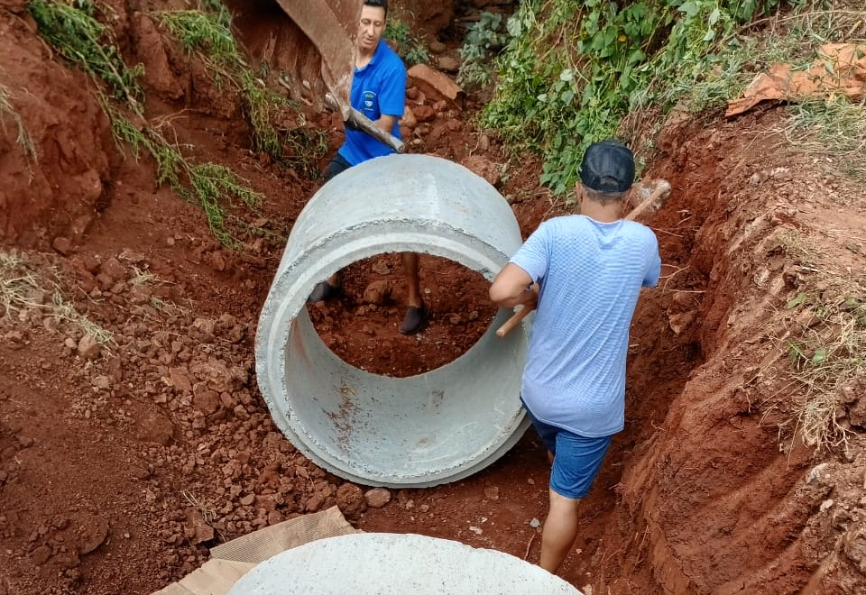 Bueiro na Linha 32 melhora drenagem da estrada
