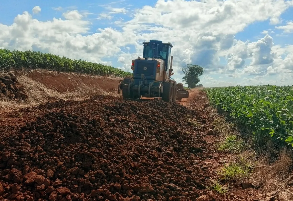 Secretaria de Obras intensifica recuperação das estradas do interior 