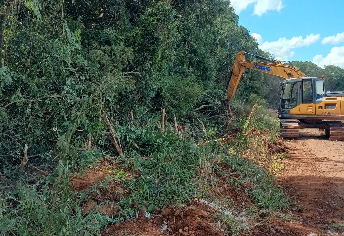 Secretaria de Obras executa trabalhos de alargamento e limpeza de estrada