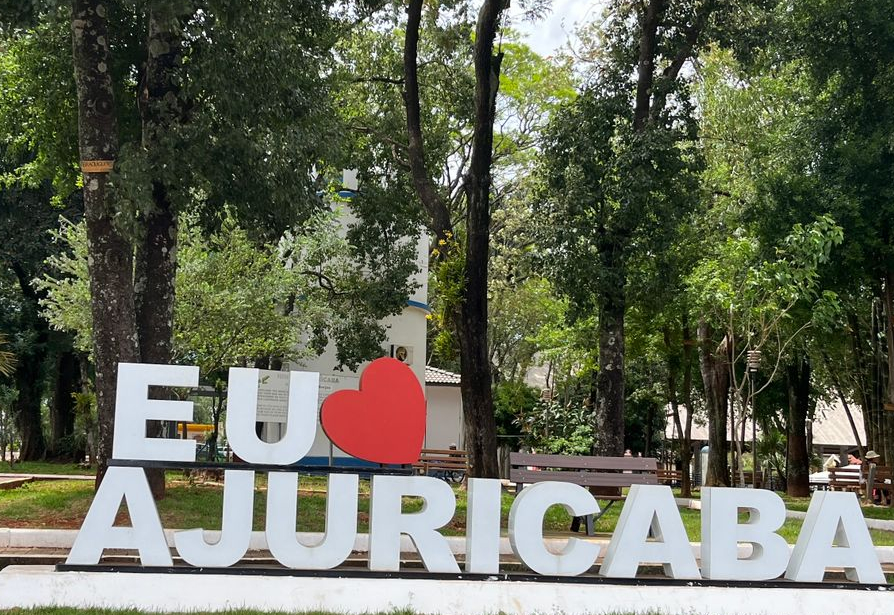 Município realiza ações preventivas de supressão e poda de árvores na Praça 