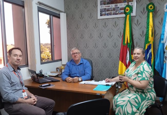 Prefeito e vice-prefeita de Ajuricaba se reúnem com representante da RGE 